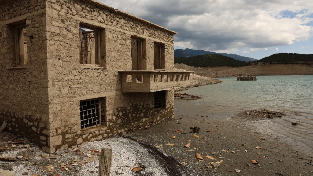 Λίμνη Μόρνου: Το Κάλλιο αναδύεται ξανά - Συγκλονιστικές εικόνες από το βυθισμένο χωριό