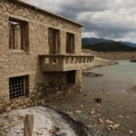 Λίμνη Μόρνου: Το Κάλλιο αναδύεται ξανά - Συγκλονιστικές εικόνες από το βυθισμένο χωριό