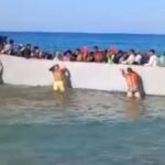 Απίστευτες σκηνές στη Γαύδο με τους μετανάστες - Κάτοικοι διώχνουν βάρκα με τα χέρια τους (Δείτε βίντεο)