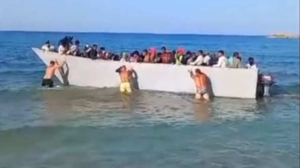 Απίστευτες σκηνές στη Γαύδο με τους μετανάστες - Κάτοικοι διώχνουν βάρκα με τα χέρια τους (Δείτε βίντεο)