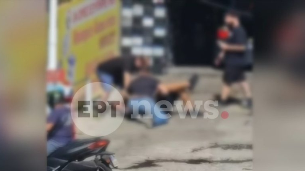 Άγριο ξύλο στη Νέα Φιλαδέλφεια - Οδηγοί «λύσανε» τις διαφορές τους με μπουνιές (βίντεο)