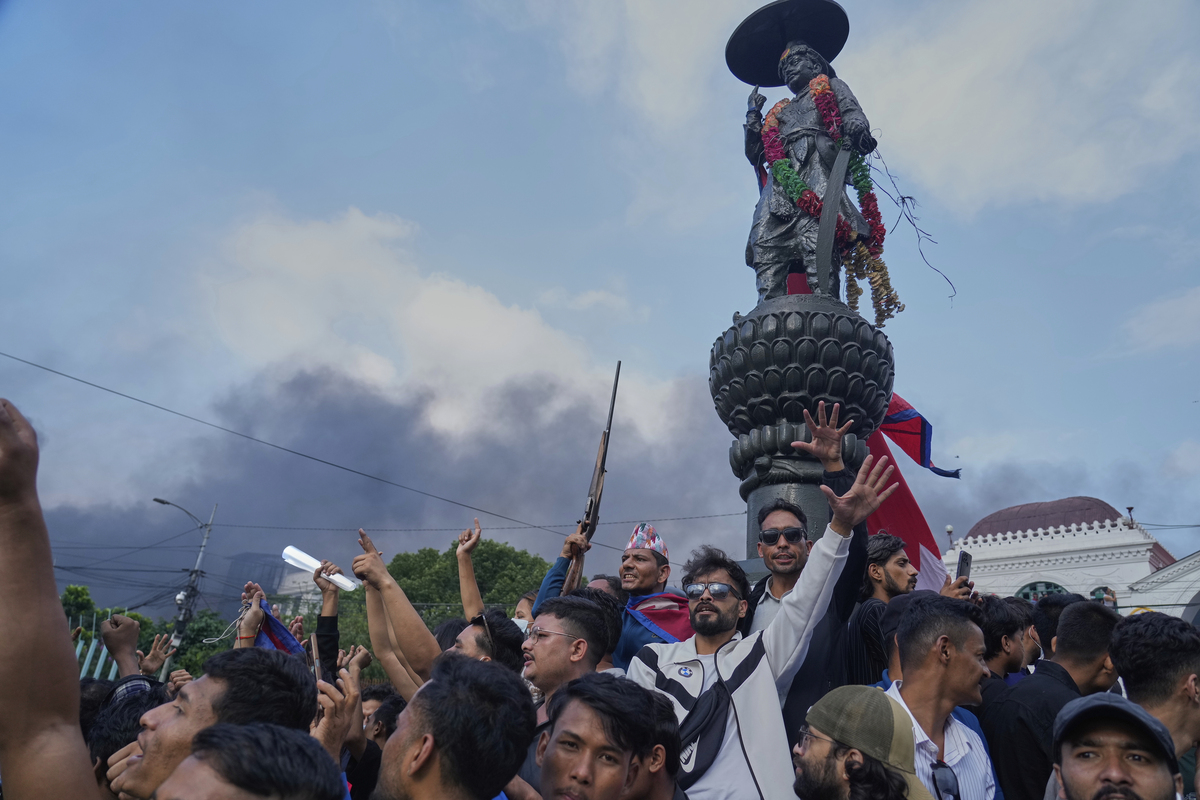 Στην κόψη του ξυραφιού το Νεπάλ: Διαδηλωτές έκαψαν ζωντανή τη σύζυγο του πρώην πρωθυπουργού 21 Στην κόψη του ξυραφιού το Νεπάλ: Διαδηλωτές έκαψαν ζωντανή τη σύζυγο του πρώην πρωθυπουργού