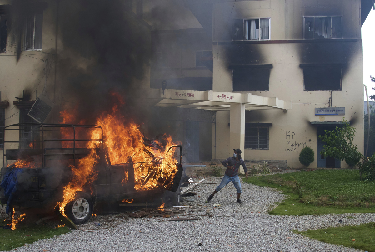 Στην κόψη του ξυραφιού το Νεπάλ: Διαδηλωτές έκαψαν ζωντανή τη σύζυγο του πρώην πρωθυπουργού 14 Στην κόψη του ξυραφιού το Νεπάλ: Διαδηλωτές έκαψαν ζωντανή τη σύζυγο του πρώην πρωθυπουργού