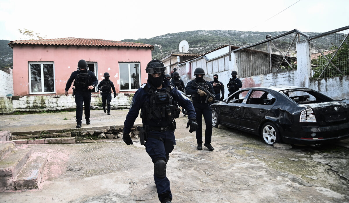 Το σχέδιο της ΕΛ.ΑΣ. για «απόβαση» στους καταυλισμούς – 100 «ράμπο» μπαίνουν σε 5 «κόκκινες» ζώνες