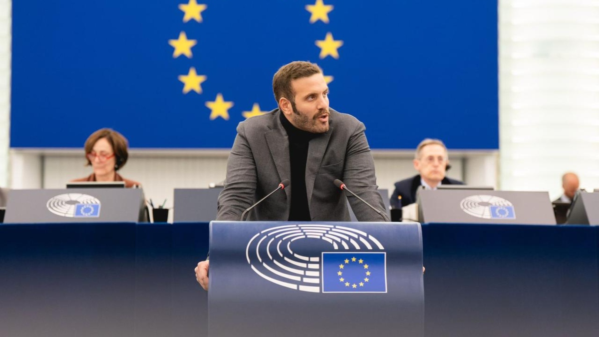 Το «τρίποντο» του Νίκου Παππά στην Ευρωβουλή με φόντο τα Τέμπη