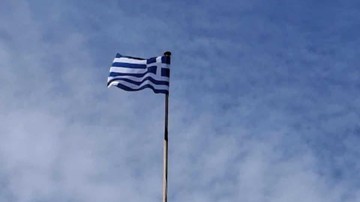 Ο Εισαγγελέας Εφετών Αιγαίου ύψωσε την ελληνική σημαία στην Ερμούπολη