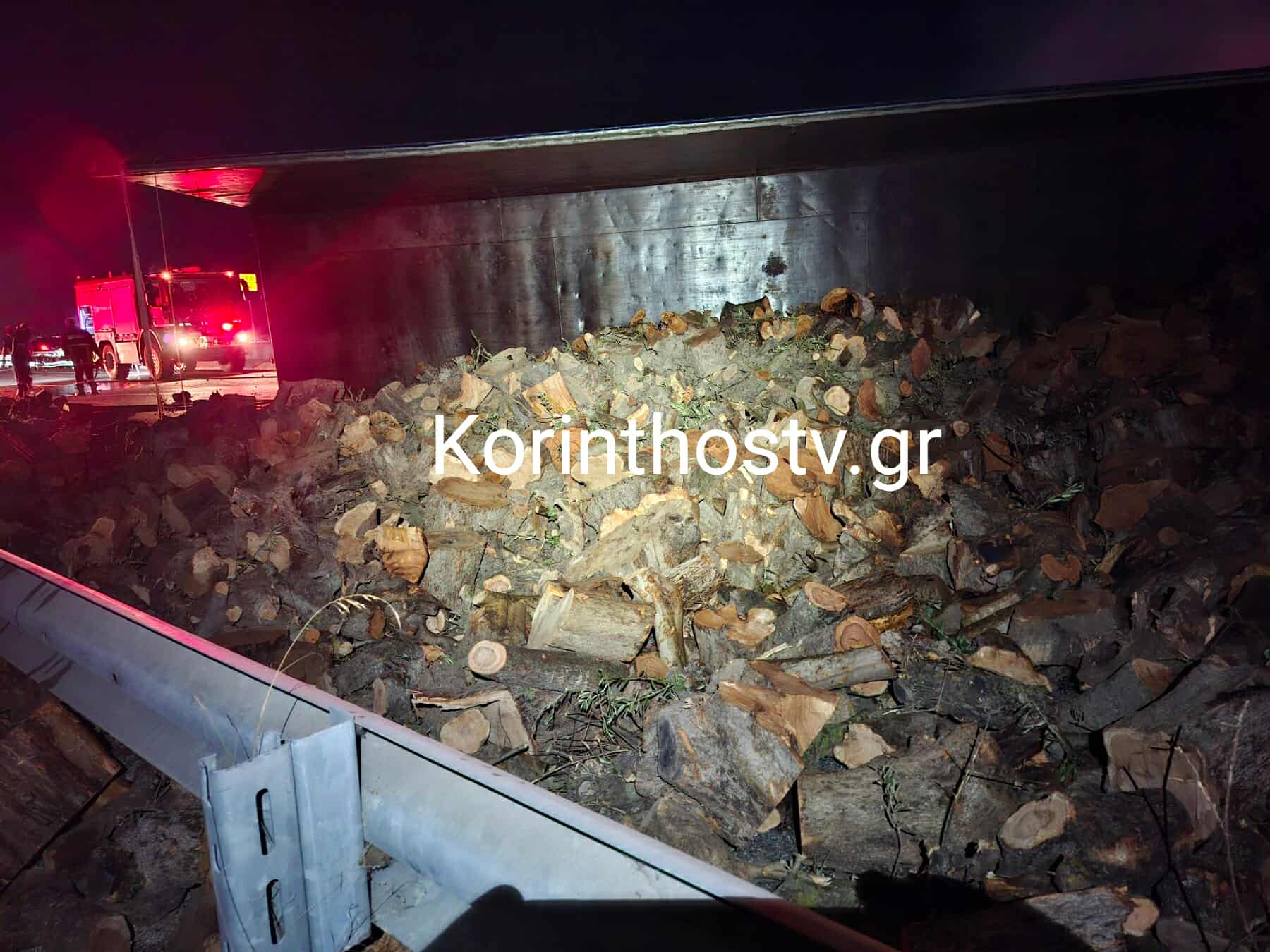 Τροχαίο με νταλίκα στην Κόρινθο – Καρφώθηκε στο διάζωμα και άρπαξε φωτιά (βίντεο)