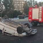 Τροχαίο στην Ποσειδώνος: Αυτοκίνητο αναποδογύρισε - Ετοιμόρροπο ένα φανάρι (βίντεο)