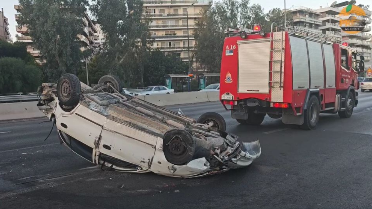 Τροχαίο στην Ποσειδώνος: Αυτοκίνητο αναποδογύρισε - Ετοιμόρροπο ένα φανάρι (βίντεο)