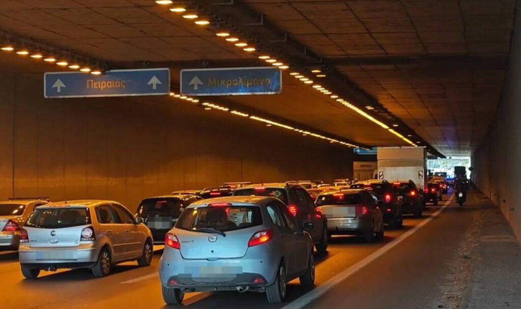 Σοβαρό τροχαίο στην Ποσειδώνος μεταξύ τεσσάρων οχημάτων: Έκλεισε μία λωρίδα κυκλοφορίας (Βίντεο, Χάρτης)