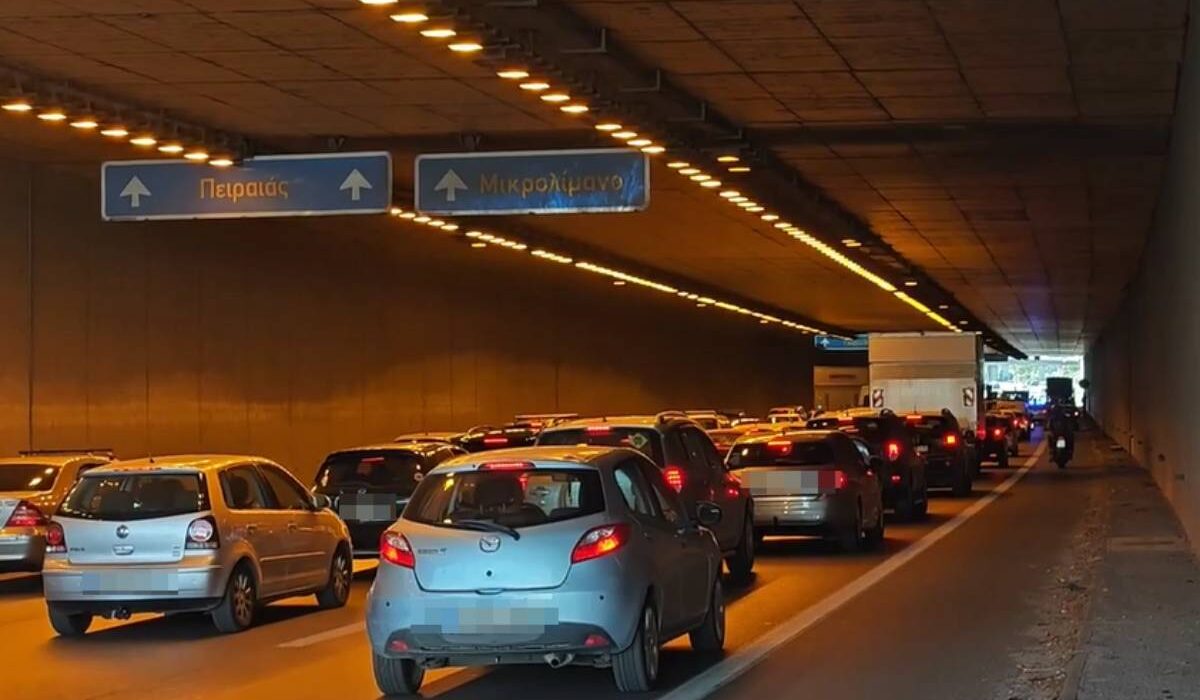 Σοβαρό τροχαίο στην Ποσειδώνος μεταξύ τεσσάρων οχημάτων: Έκλεισε μία λωρίδα κυκλοφορίας (Βίντεο, Χάρτης)