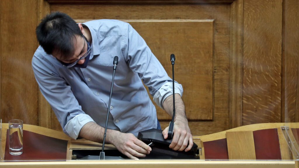 Βουλή: Εργασίες στα μικρόφωνα