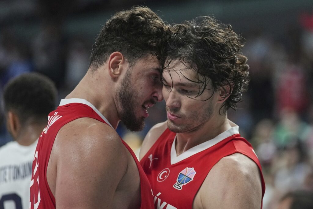 Eurobasket 2025: Έκλεισαν τα σχόλια στην ανάρτηση του Σενγκούν – Οι στίχοι του επίμαχου τραγουδιού