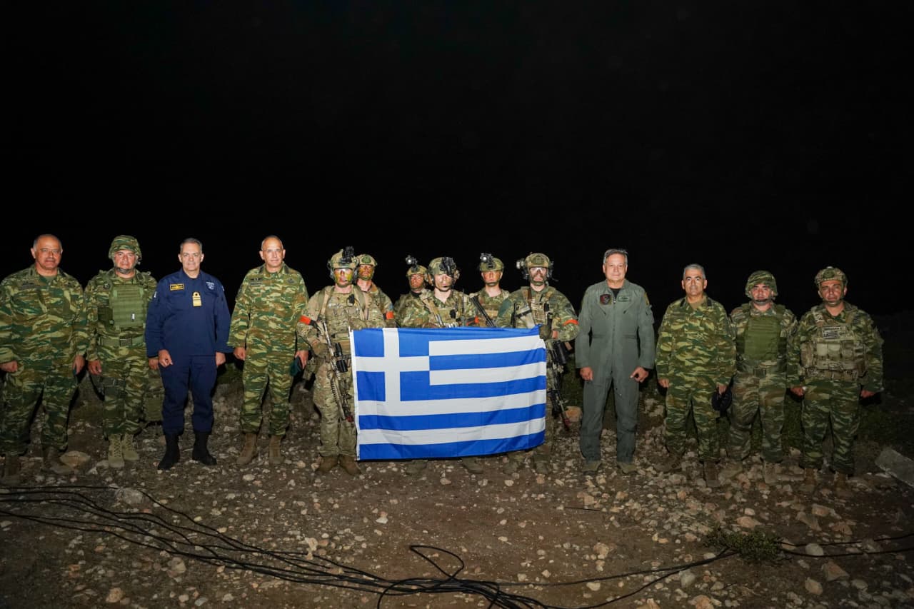 Εντυπωσιακές εικόνες από την αιφνιδιαστική άσκηση στο Αιγαίο - Ανακατάληψη βραχονησίδας στο σενάριο