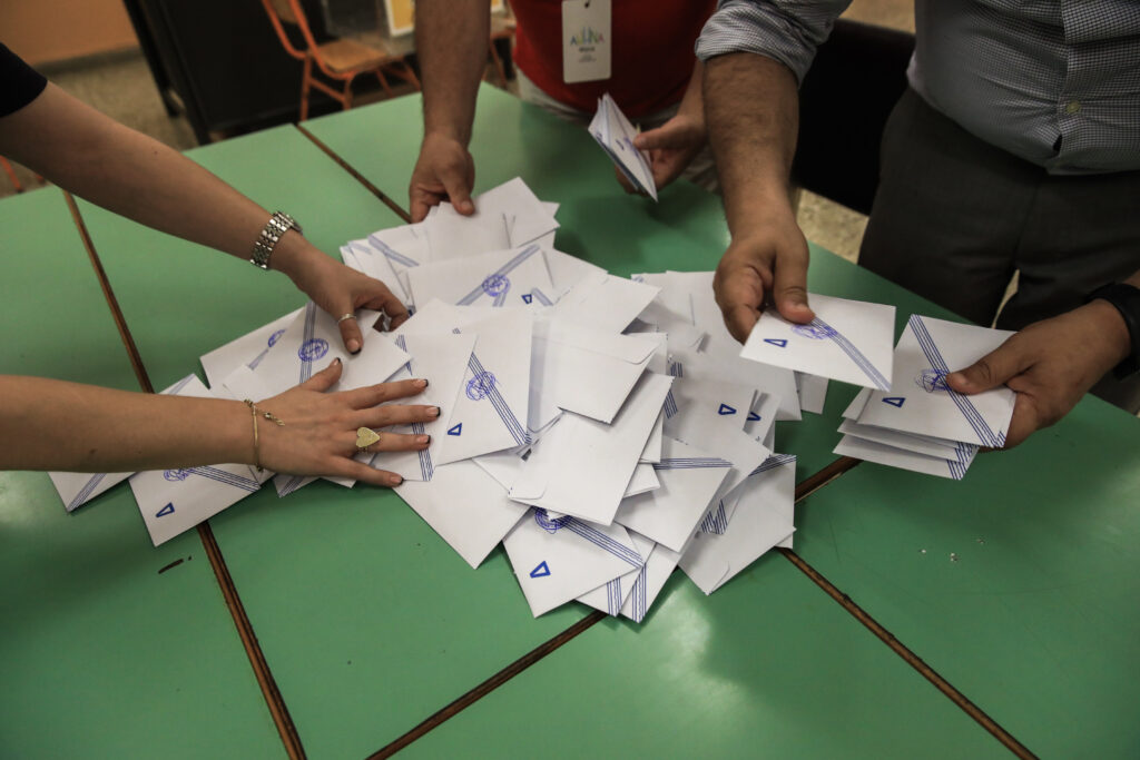 Μικρή άνοδος, μεγάλα προβλήματα – Τι δείχνουν οι πρώτες μετά ΔΕΘ δημοσκοπήσεις