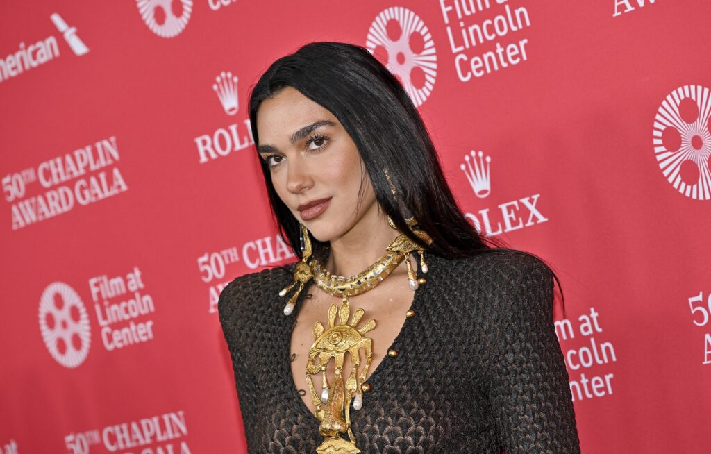 Dua Lipa: Απέλυσε τον μάνατζέρ της που ζήτησε αποκλεισμό των Kneecap από το φεστιβάλ Glastonbury