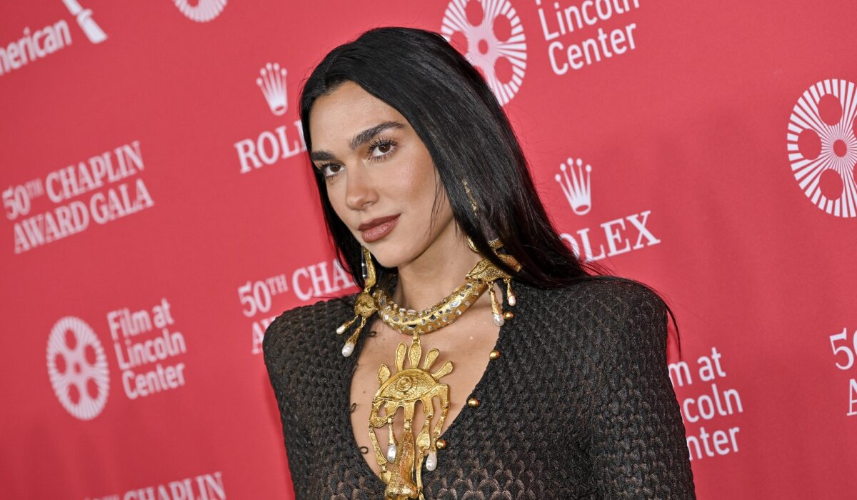 Dua Lipa: Απέλυσε τον μάνατζέρ της που ζήτησε αποκλεισμό των Kneecap από το φεστιβάλ Glastonbury