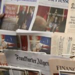 Νομπελίστες οικονομολόγοι κρούουν τον κώδωνα: «Καταρρέει η δημοσιογραφία, ο ατμός της οικονομίας του 21ου αιώνα»