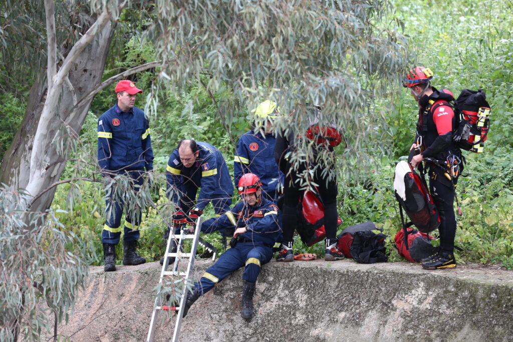 Λάρισα: Μεγάλη επιχείρηση της ΕΜΑΚ για εγκλωβισμένο άντρα σε σπηλιά – Φέρεται να έψαχνε λίρες