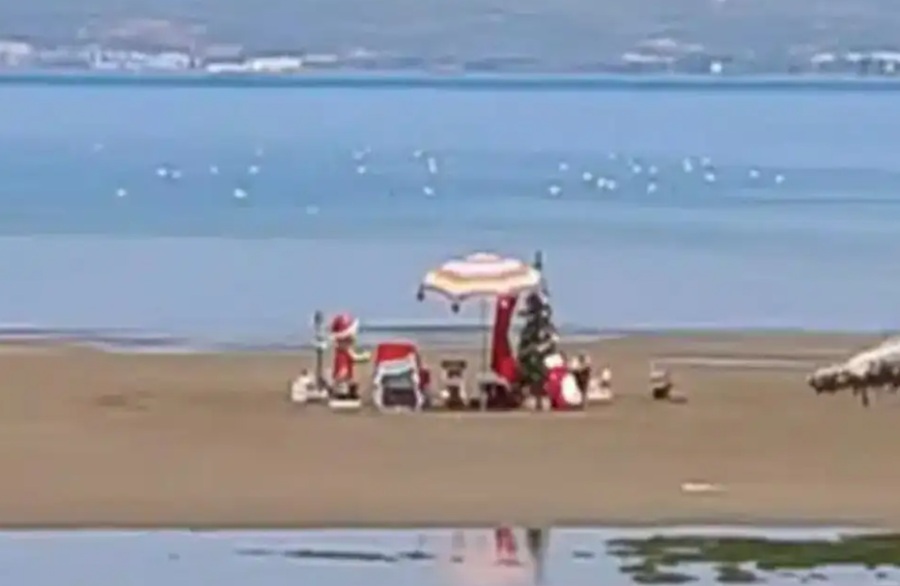 Χαλκίδα: Κι όμως ο Άγιος Βασίλης έφτασε και… κάνει μπάνιο σε παραλία (βίντεο)
