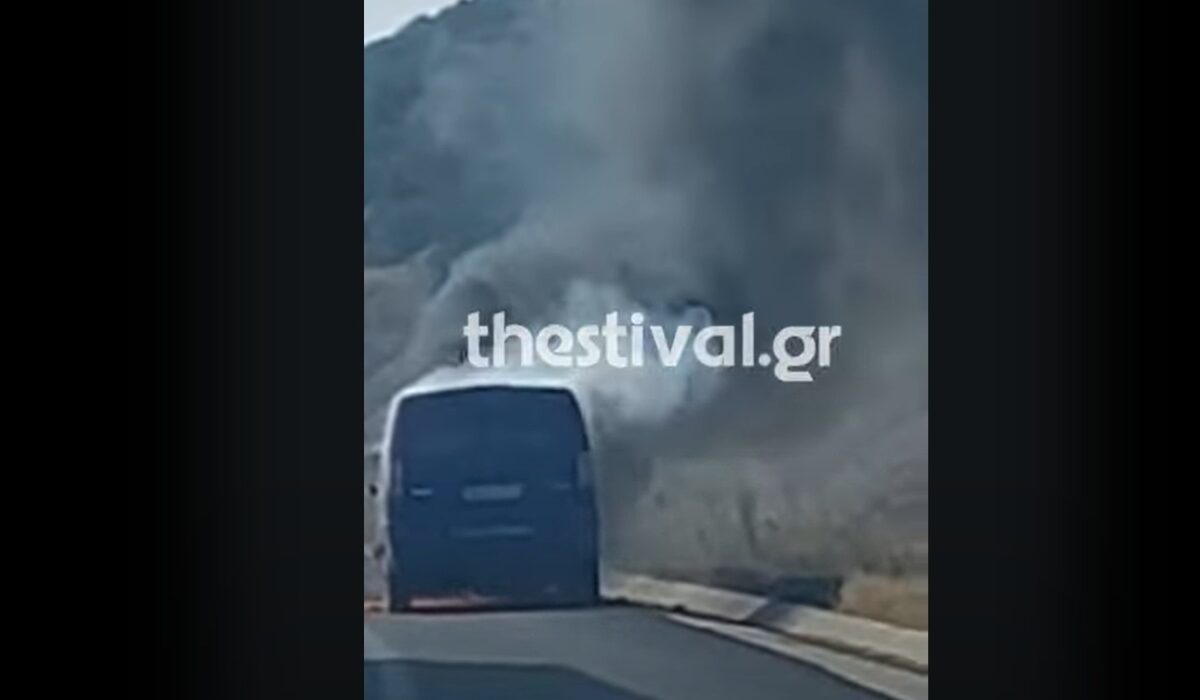 Φορτηγάκι πήρε φωτιά στην Εγνατία Οδό