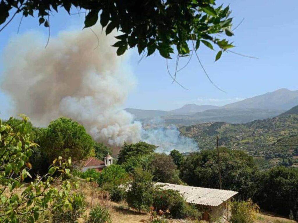 Υπό έλεγχο η φωτιά στην Αχαΐα – Ισχυρές επίγειες και εναέριες δυνάμεις στο σημείο
