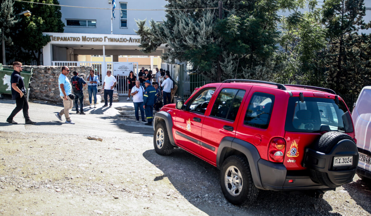 Φωτιά στο Μουσικό Σχολείο της Παλλήνης – Μαύρος καπνός στην περιοχή (βίντεο, εικόνες)