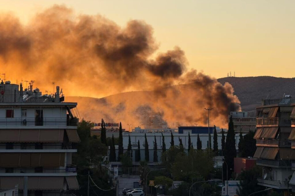 Φωτιά τώρα σε επιχείρηση στο Περιστέρι – Ανησυχία για εγκλωβισμένους (Εικόνες, Βίντεο)