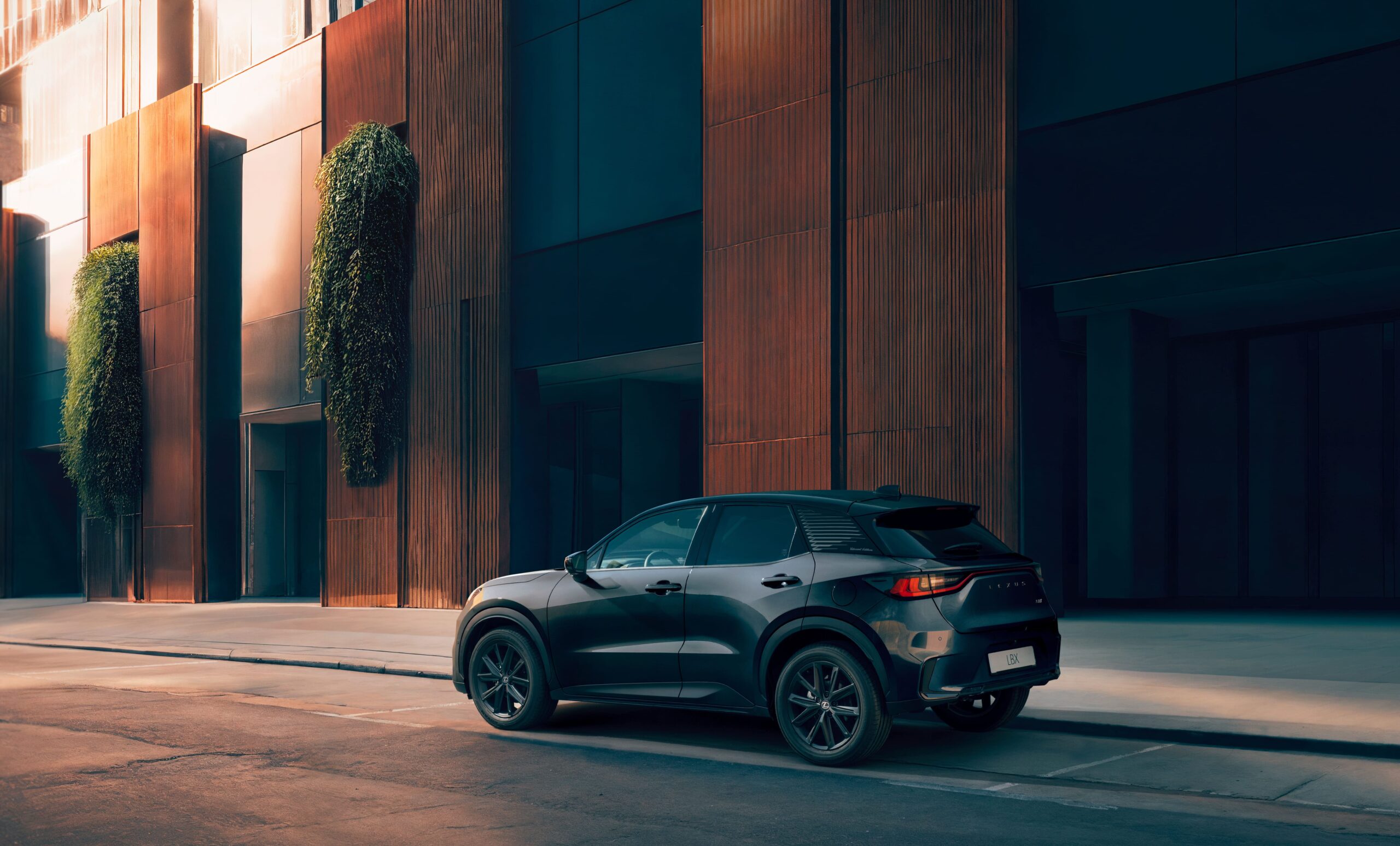 Lexus LBX Vibrant Edition - &Pi;&epsilon;&rho;&iota;&sigma;&sigma;ό&tau;&epsilon;&rho;&epsilon;&sigmaf; &epsilon;&pi;&iota;&lambda;&omicron;&gamma;έ&sigmaf; &kappa;&alpha;&iota; &kappa;&omicron;&mu;&psi;ό&tau;&epsilon;&rho;&omicron; &sigma;&tau;&upsilon;&lambda;