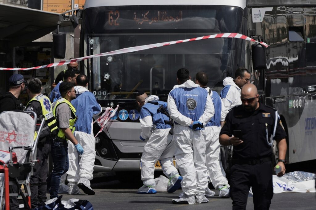 Η στιγμή της επίθεσης σε λεωφορείο στο Ισραήλ – Τουλάχιστον έξι νεκροί, πολλοί οι σοβαρά τραυματίες (Βίντεο και Εικόνες)