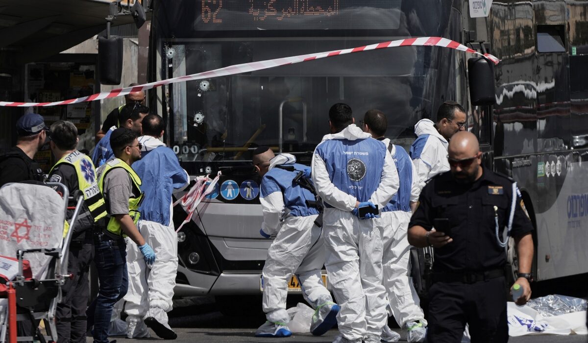 Η στιγμή της επίθεσης σε λεωφορείο στο Ισραήλ – Τουλάχιστον έξι νεκροί, πολλοί οι σοβαρά τραυματίες (Βίντεο)