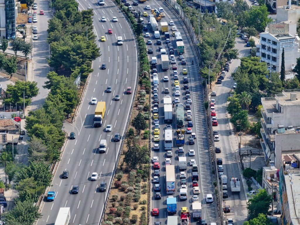 Φάληρο: Άνδρας απειλεί να πέσει από γέφυρα του Κηφισού