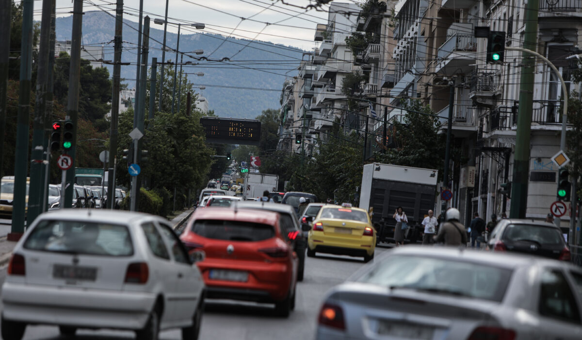 Κίνηση τώρα: Καραμπόλα 8 οχημάτων στη λεωφόρο Αλεξάνδρας