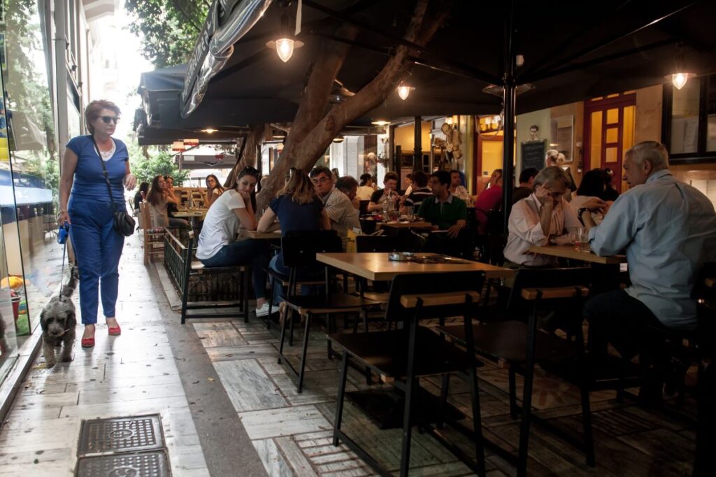 Ο «φραπές» του ΟΠΕΚΕΠΕ έπινε τον… καφέ του στο Κολωνάκι