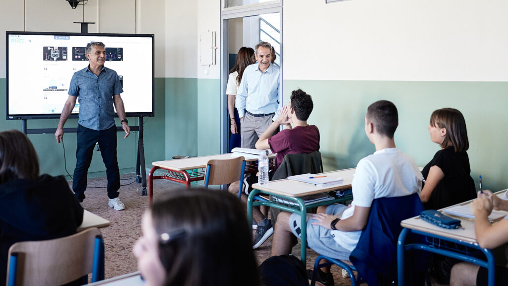 Επίσκεψη Μητσοτάκη στα Ωνάσεια σχολεία Περιστερίου