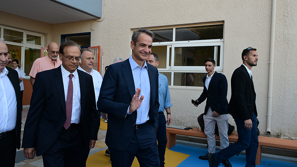 Ο Κυριάκος Μητσοτάκης σε αγιασμό σχολείου