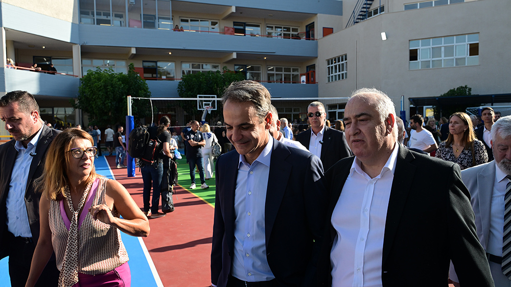 Ο Κυριάκος Μητσοτάκης σε αγιασμό σχολείου