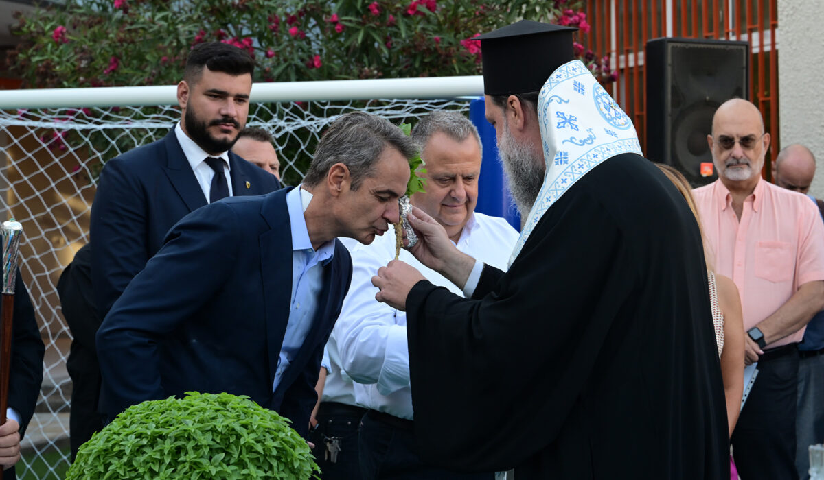 Ο Κυριάκος Μητσοτάκης με έμπλαστρο