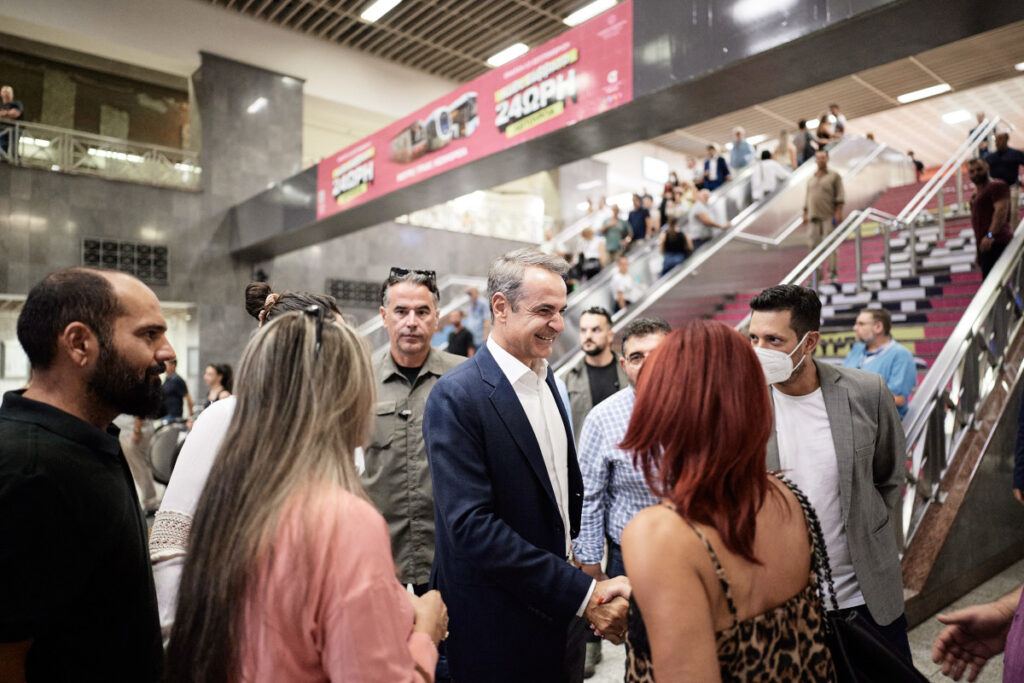 Επίσκεψη Μητσοτάκη στον σταθμό «Σύνταγμα» – Ευχαρίστησε τους εργαζόμενους για την 24ωρη λειτουργία του Μετρό