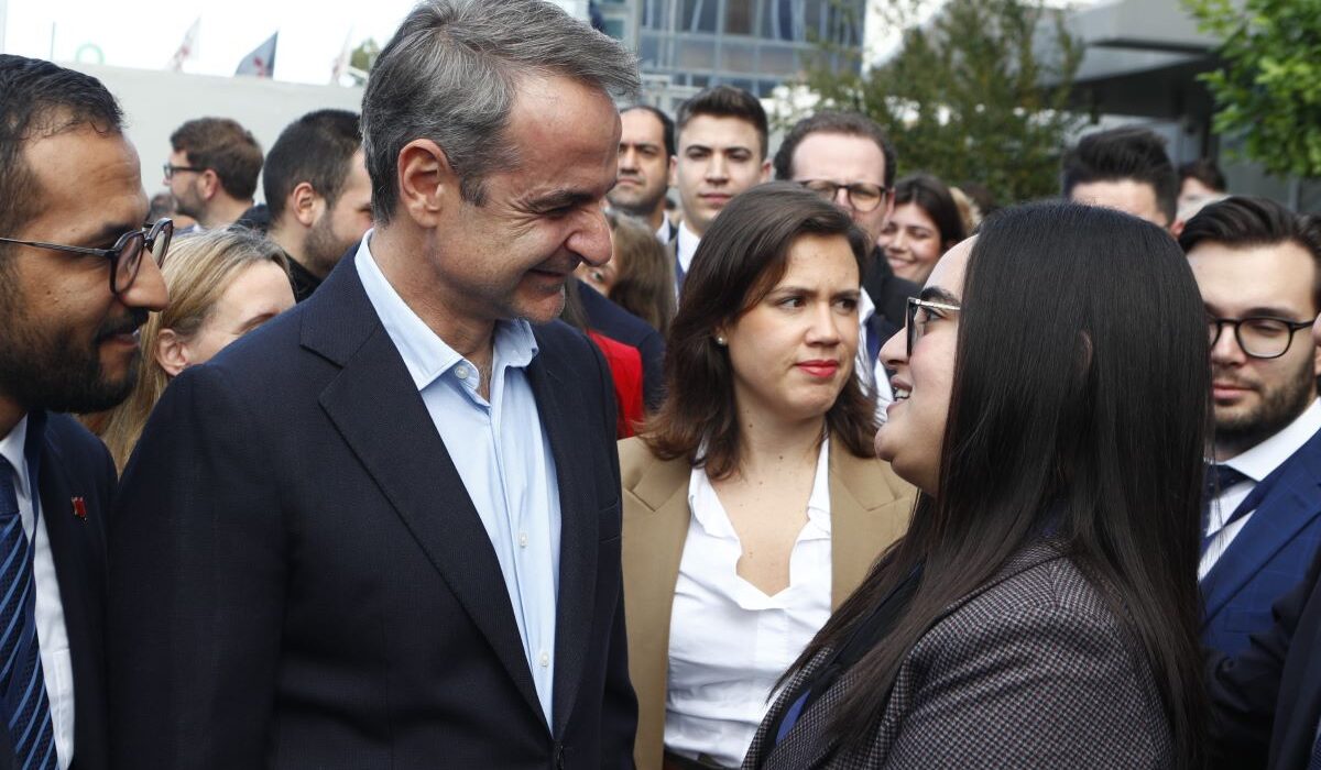 Κυριάκος Μητσοτάκης με νέους