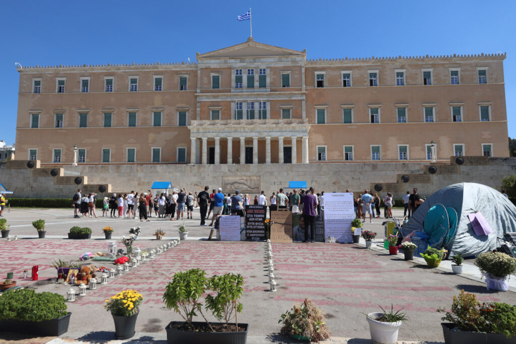 Διαμαρτυρία του απεργού πείνας Πάνου Ρούτσι στην πλατεία Συντάγματος για τα Τέμπη