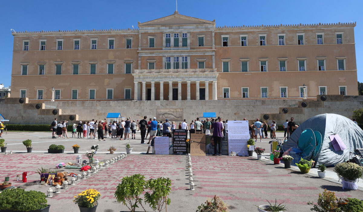 Διαμαρτυρία του απεργού πείνας Πάνου Ρούτσι στην πλατεία Συντάγματος για τα Τέμπη