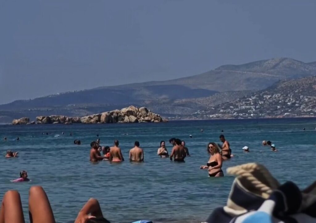 Συνεχίζουν τις… βουτιές οι Αθηναίοι – Με σύμμαχο τον καλό καιρό έτρεξαν στις παραλίες (Βίντεο)
