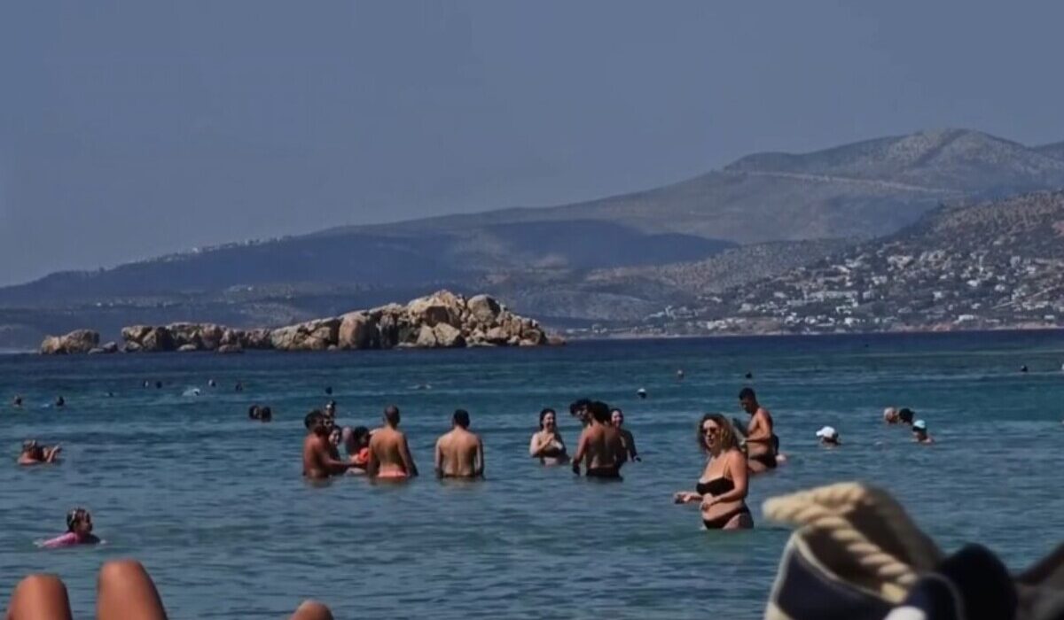 Συνεχίζουν τις… βουτιές οι Αθηναίοι – Με σύμμαχο τον καλό καιρό έτρεξαν στις παραλίες (Βίντεο)