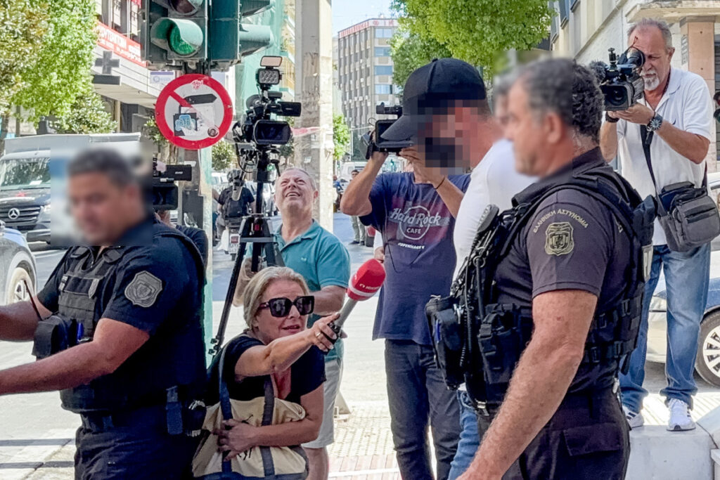 Μεταγωγή στο δικαστήρια Πάτρας του 46χρονου οδηγού μηχανής για την παράσυρση της 86χρονης και της 8χρονης εγγονής της