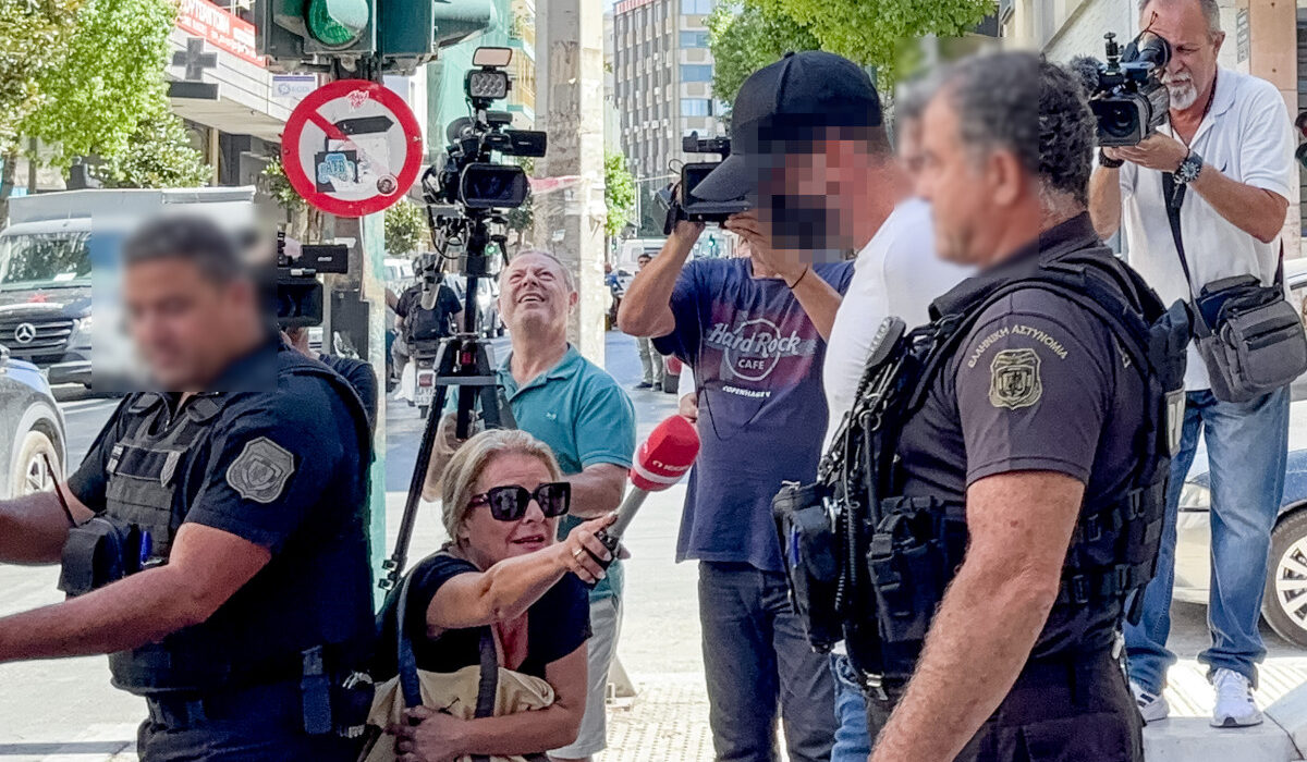 Μεταγωγή στο δικαστήρια Πάτρας του 46χρονου οδηγού μηχανής για την παράσυρση της 86χρονης και της 8χρονης εγγονής της
