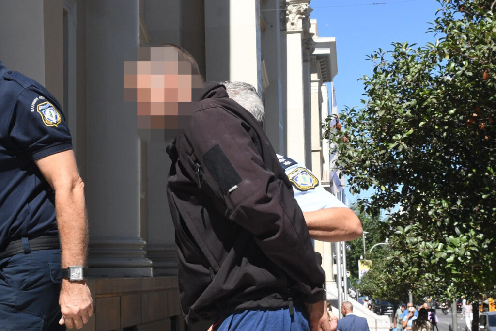 Μεταγωγή του 46χρονου οδηγού μηχανής που προκάλεσε το τροχαίο δυστύχημα με τον θάνατο γιαγιάς και τον τραυματισμό εγγονής στην Πάτρα