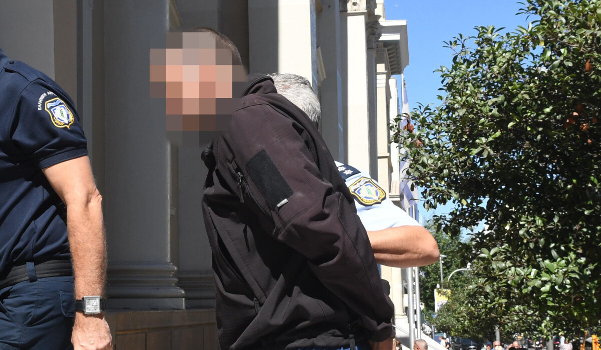 Μεταγωγή του 46χρονου οδηγού μηχανής που προκάλεσε το τροχαίο δυστύχημα με τον θάνατο γιαγιάς και τον τραυματισμό εγγονής στην Πάτρα