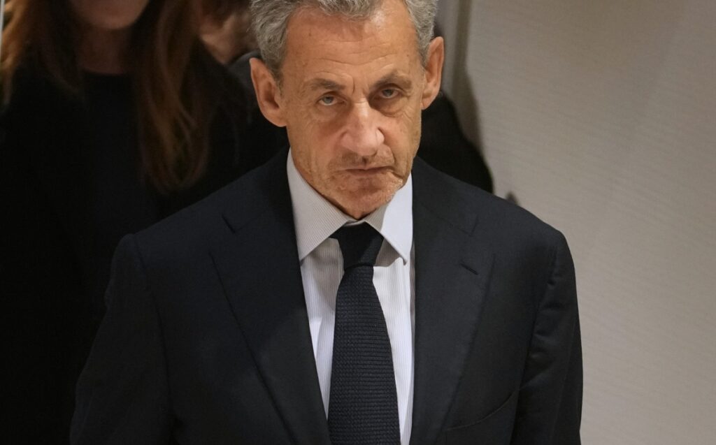 Ο Νικολά Σαρκοζί μετά την καταδίκη του.