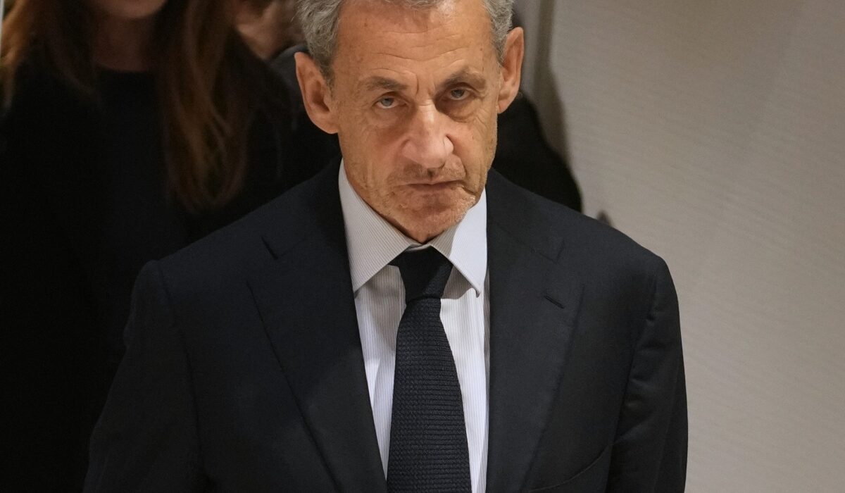 Ο Νικολά Σαρκοζί μετά την καταδίκη του.